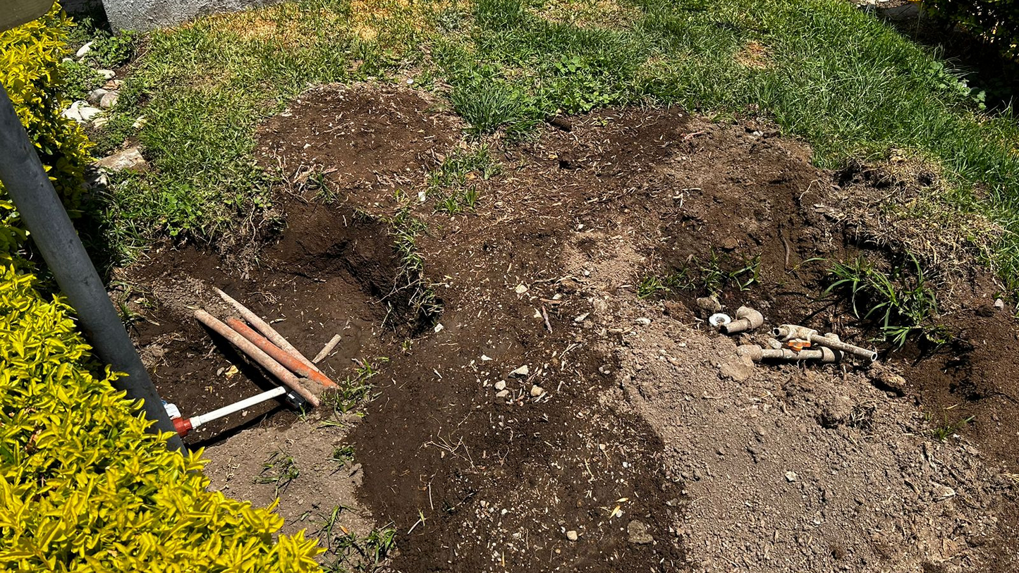 h) Cambio tubería de agua atrás caseta seguridad