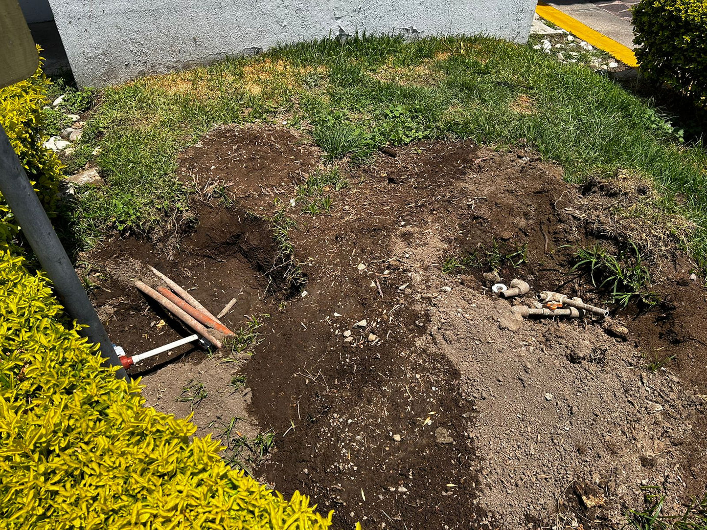 h) Cambio tubería de agua atrás caseta seguridad